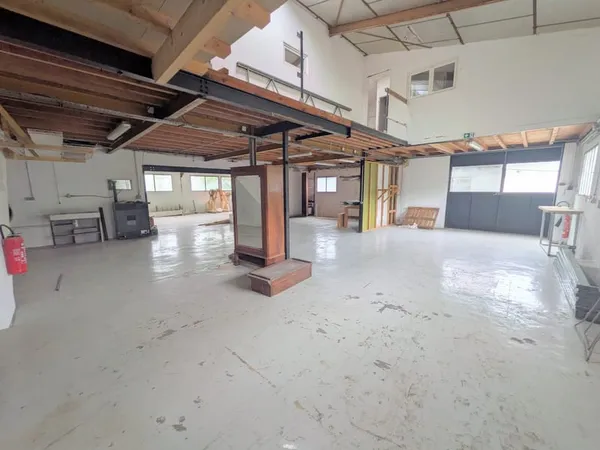 Local d'activités de 290 m2 avec bureaux -- Disponible immédi