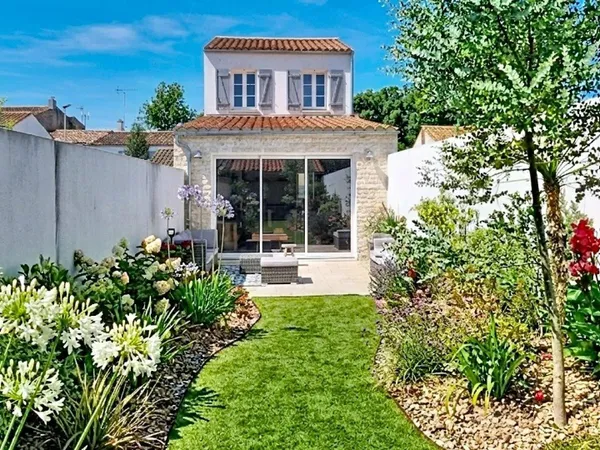 Centre bourg - Maison de 2023 - Jardin paysager plein sud - DPE A/A