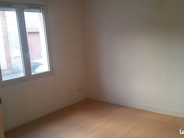 Appartement T2 34 m² en rez-de-chaussée avec parking, Pierres (28)