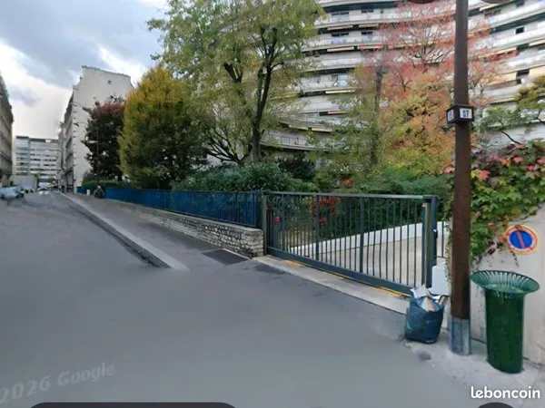 Grand parking dans résidence sécurisée