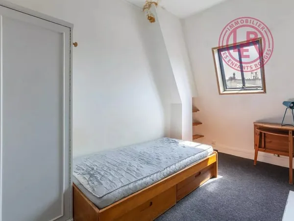Paris 11ème - Studio au dernier étage avec vue dégagée à rénover