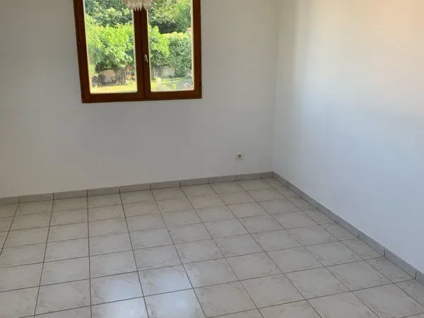 Étage de maison T4 de 100 m² (2 entrées) - Bourg-Saint-Andéol - Proche écoles, collège et santé