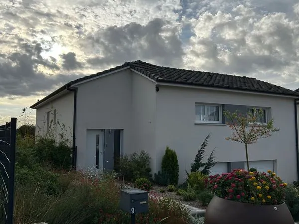 Maison individuelle de charmante facture — 105 m² avec sous-sol complet et grand terrain arboré