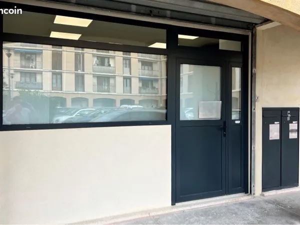 Local commercial/bureaux + studio meublé - Murs libres