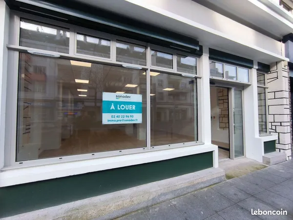 Local d'activités tertiaire "services et commerces" refait à neuf