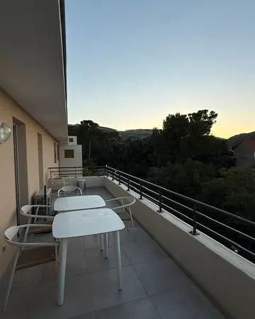 T2 dernier étage, avec très grande terrasse + box fermé + vue exceptionnelle - Entièrement climatisé