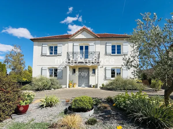 Spacieuse maison familiale avec piscine et double garage