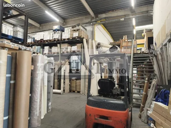 Local bureaux 782 m²