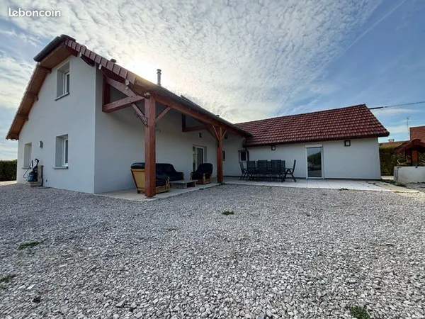 Maison 157 m² rénovée - Terrain 1 800 m² - 3 chambres - Garage