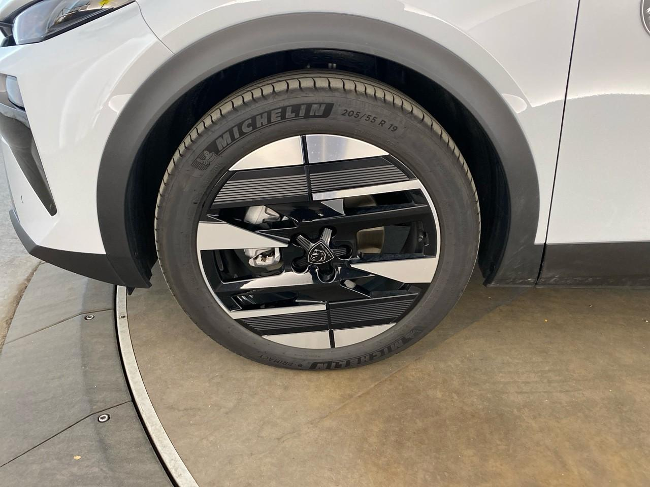 Peugeot 408 hybrid 145 e-dcs6 gt — photo 11