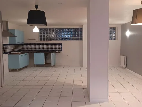 Appartement F4 , RDC de 90m2 cuisine ouverte sur salle salon, 2 chambres ,chauffage électrique, loye