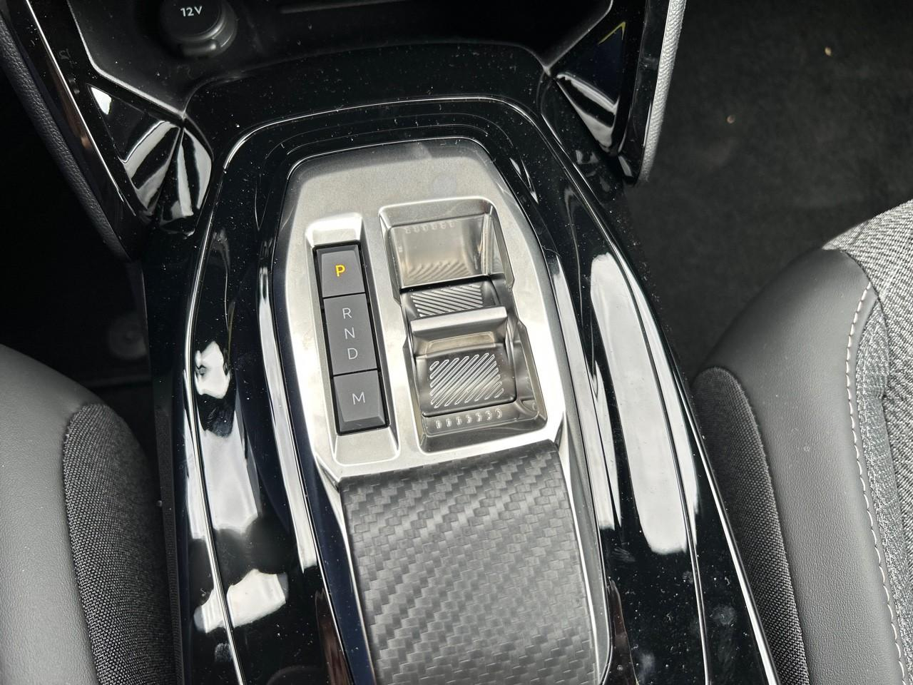 Peugeot 2008 1.2 hybrid 145ch allure e-dcs6 — photo 17