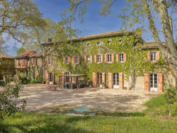 Magnifique Château du XVIIe siècle avec dépendances