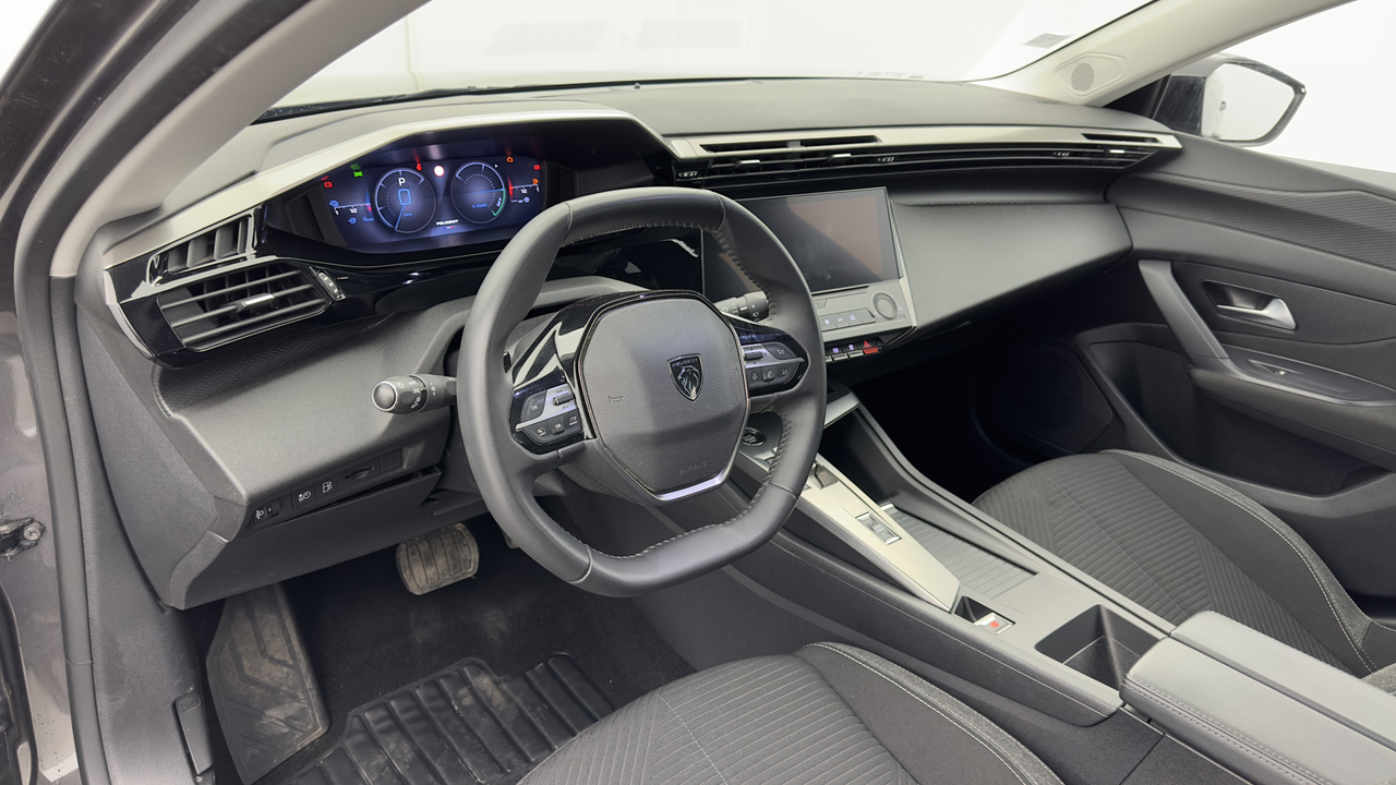 Peugeot 308 SW PHEV 180 e-EAT8 — photo 12