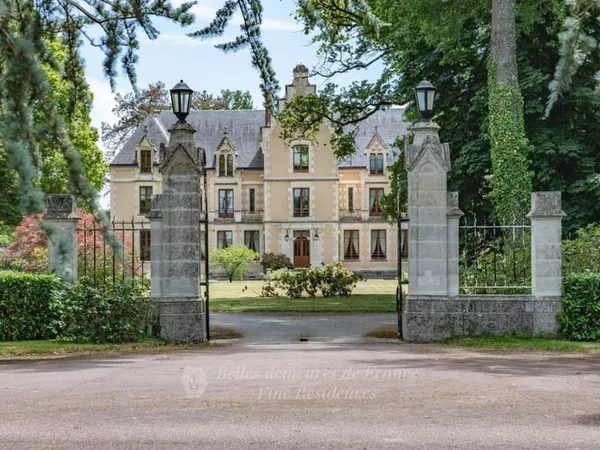 Domaine d'exception de plus de 340 ha et son installation équestre au coeur d'un vaste territoire fo