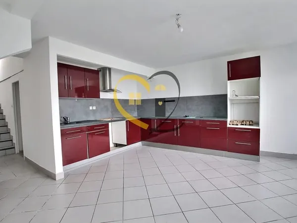 MAISON À RÉNOVER AVEC GRANDE TERRASSE SUR LE TOIT, GARAGE ET CABANON !