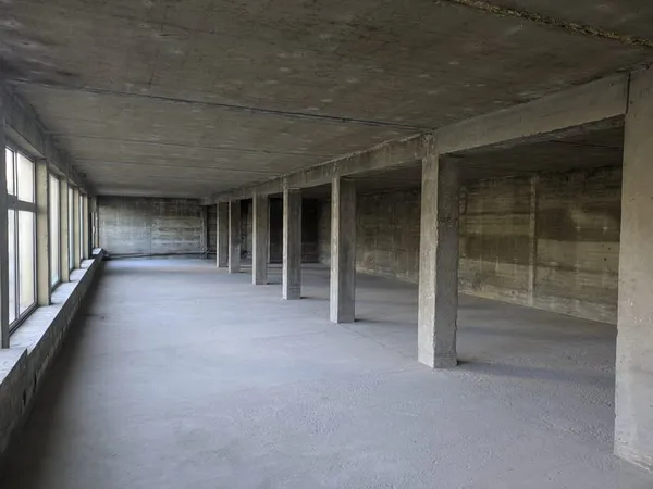 À LOUER FOUGERES CELLULE COMMERCIALE de 400m2