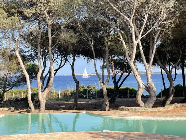 Villa de prestige pieds dans l'eau à Bonifacio 4 chambres, piscine privée, accès plage de sable dire