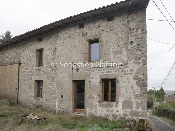 Ensemble immobilier avec maison à rénover et grange attenant