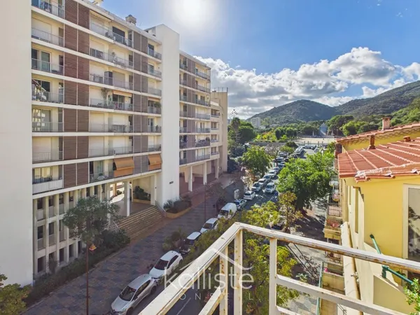AJACCIO - COURS GÉNÉRAL-LECLERC - DUPLEX À RÉNOVER AVEC VUE MER ET BALCON