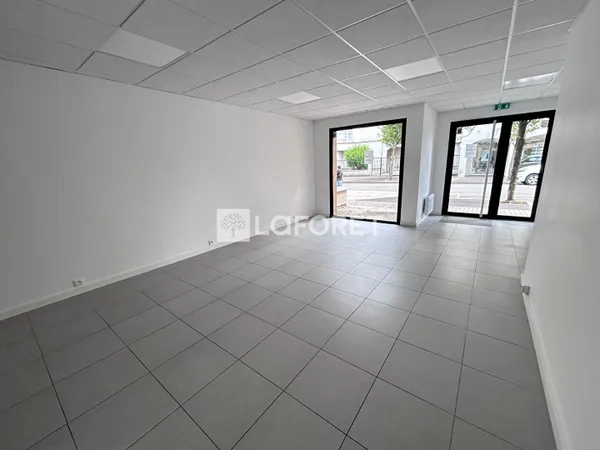Local commercial 1 pièce 52 m²