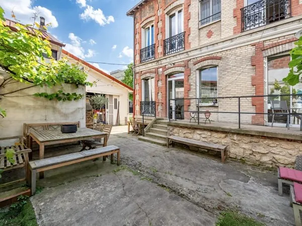 Pavillon familial ou projet d'investissement - 251.52 m² avec parcelle d'angle de 305 m² - jusqu'à 8