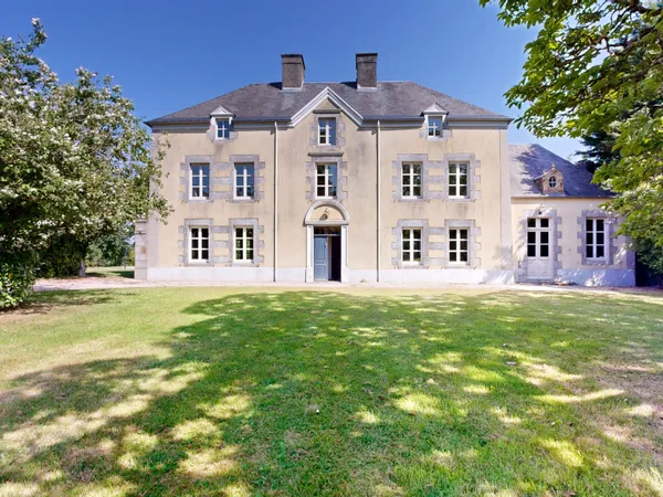 Propriété de caractère du XVIIIe siècle avec piscine et dépe