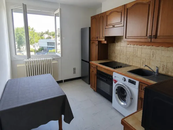 Appartement de type F4 situé à Saint-Etienne proche du HPL . Actuellement en location dans une copro