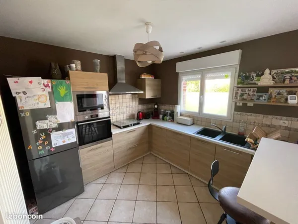 Maison semi-plain-pied, 160m², construite en 2006, terrain de 1550m² entièrement clos