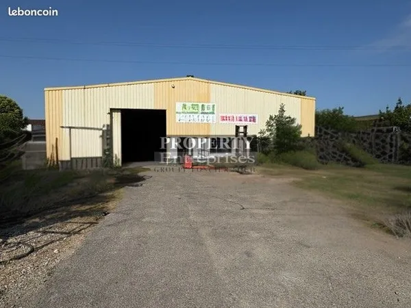 Local 680 m² Vaulx-en-Velin