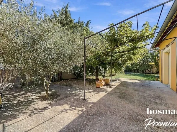 Maison 6 pièces de 145m² sur agréable terrain arboré avec garage - Proche Lyon 8ème - Bron