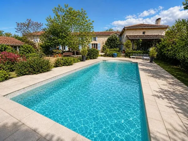 Propriété de charme en pierre composée de trois logements, piscine et terrain de 8 000 m² - À 7 minu