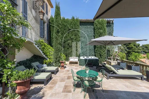 Maison 10 pièces 358 m²