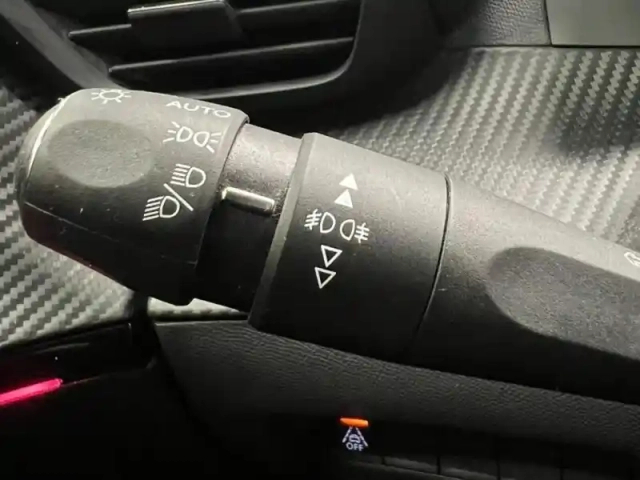 Peugeot 2008 e- 136ch gt — photo 30