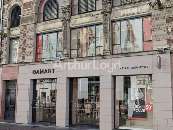 Local commercial 592 m²