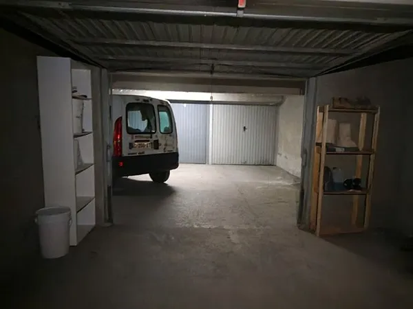 Double box fermé (2 emplacements au sol)