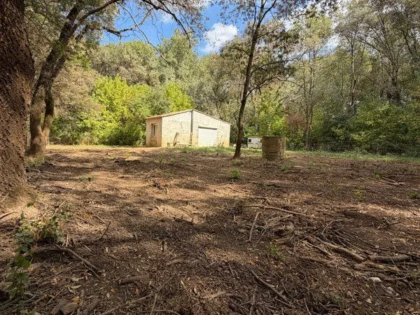 Coin de nature à Bras - Terrain clos de 1 949 m² avec bâtiment et mezzanine