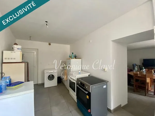 Immeuble de rapport de 96m2 avec deux appartements avec balcons, terrasse et garage