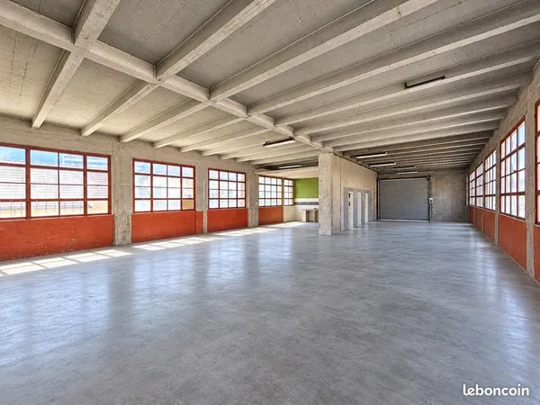 Entrepôt 208 m2 avec eau et électricité