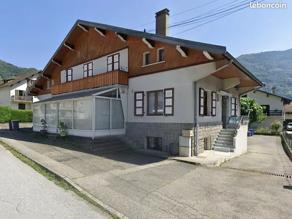 Maison 11 pièces 255 m²