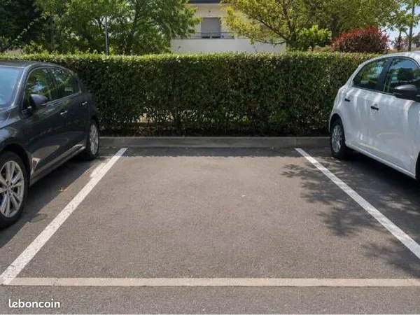 Place de parking extérieur résidence sécurisée