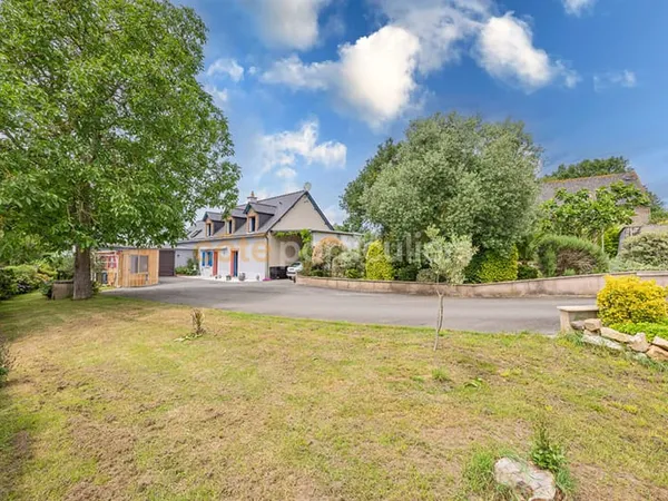 Maison Martigne Ferchaud--8 pièces--155m²--Maison familiale-5 chambres--bureau--jardin--dépendances