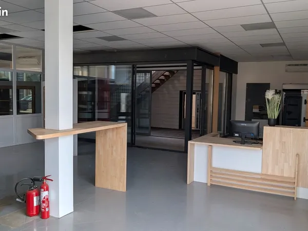 Hangar-Showroom-Bureaux