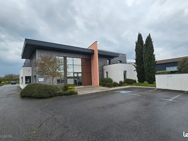 Rare, bâtiment indépendant de bureaux