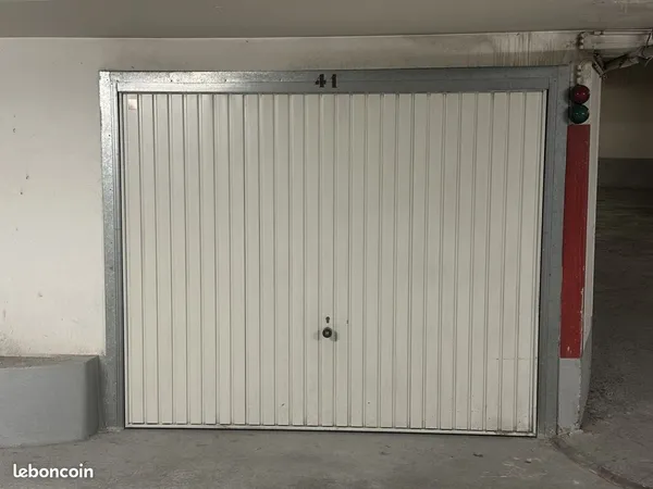 Box fermé - 40 rue Michel-Ange (75016) - idéal citadine - accès sécurisé