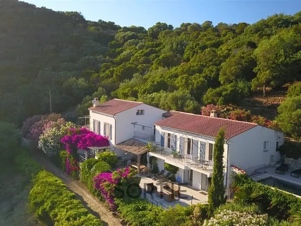 Exclusivité - Villa avec vue mer panoramique et accès aux criques