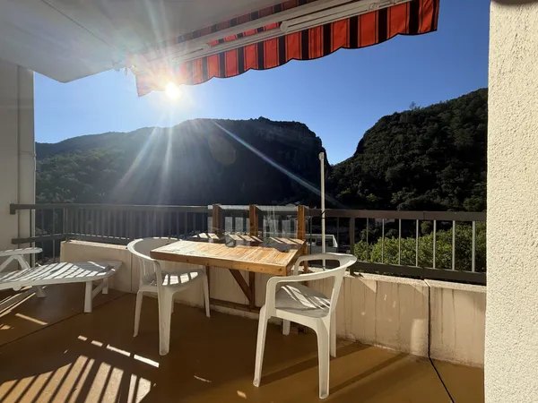 STUDIO AVEC TERRASSE, PARKING ET VUE MONTAGNE
