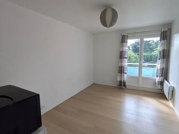 Joli studio idéalement placé proche des Cézeaux avec balcon et place de parking