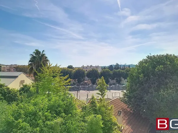 Antibes hyper centre 4 pièces en étage élevé et traversant
