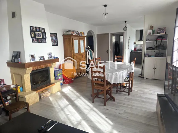 Maison cinq chambres, grande pièce de vie, jardin clos, garage !